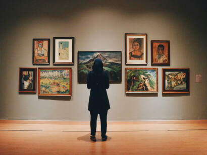 Face à cette constellation de portraits et de paysages, les visages et les couleurs se consument doucement. Mais cette disparition donne naissance à une éclatante création