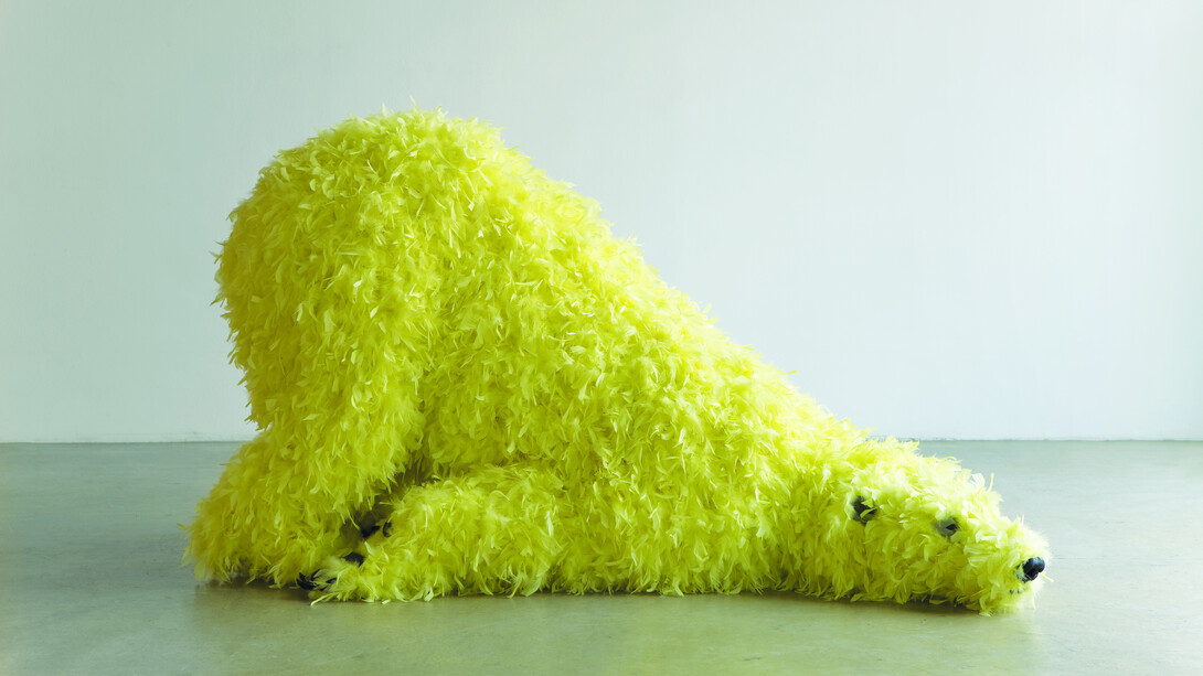 Paola Pivi, Have you seen me before?, 2008, Schiuma poliuretantica, piume, plastica, legno, acciaio / Polyurethane foam, feathers, plastic, wood, steel, 100x200x100 cm.
Courtesy: Fondazione Sandretto Re Rebaudengo.
Prestatore: Fondazione Sandretto Re Rebaudengo