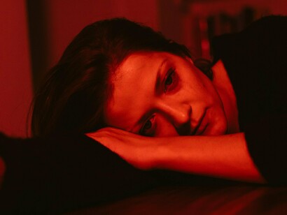 Mulher deprimida. As vítimas de assédio moral frequentemente experimentam uma queda na autoestima e na autoconfiança