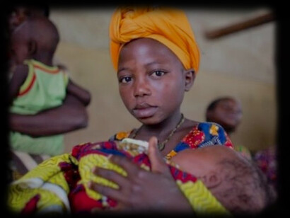 Menina segura bebê no colo
