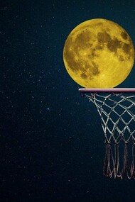 Magia dell'amore, passione per il basket. Al fianco del suo compagno sente quei tamburi che ora le vibrano nel cuore, prendendo possesso dei suoi battiti. Si ritrova, sorridendo, ad incrociare le dita quando si arriva ai tiri liberi, un goccio di fortuna e di preghiera uniti, guardando il canestro