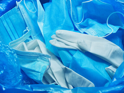 Guanti e di mascherine riversati senza cura nell’ambiente