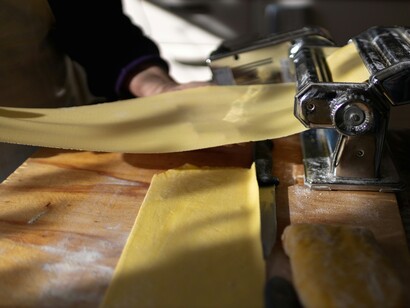 Con pochi ingredienti – farina, uova e un po’ di pazienza – si può creare una base perfetta per piatti straordinari. Foto di Lorenzo Tommassetti