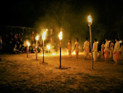 Una creazione dell’Accademia all’Incompiuto in tempi di sete e deserti di senso: “Gli assetati”, da “La grande bevuta” di Daumal. Nella foto: in India © Madhu Rajani