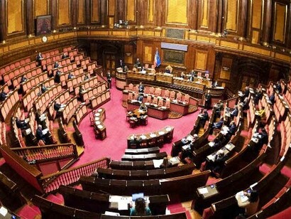 L’emiciclo parlamentare: se a sinistra sta soprattutto il pensiero, la parola, la prospettiva a destra v’è il calcolo, il bilancio, la struttura