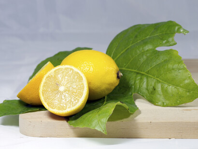 Un limón en la cocina