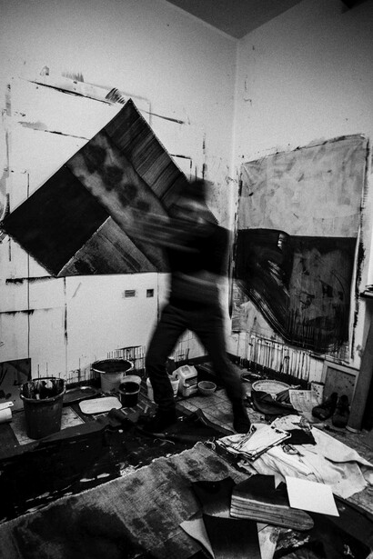 Jamie Poblete ritratto nel suo studio. Cortesemente offerto da Dep Art Out Gallery