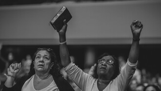 A diversidade religiosa no Brasil reflete mudanças expressivas, com o catolicismo em declínio e o evangelismo em crescimento. Esses números destacam transformações demográficas e culturais impactantes no país