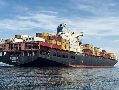 26 aprile 2026: navi portacontainer sotto il pieno controllo delle forze iraniane e sono ancorate nei pressi dello Stretto di Hormuz. Foto di Meysam Mirzadeh