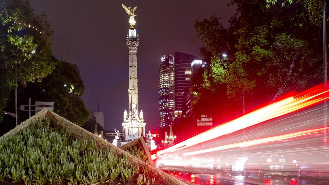 Tráfico en la noche en Ciudad de México