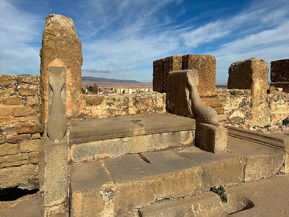 Restos de letrinas romanas antiguas en Timgad, provincia de Batna, Argelia
