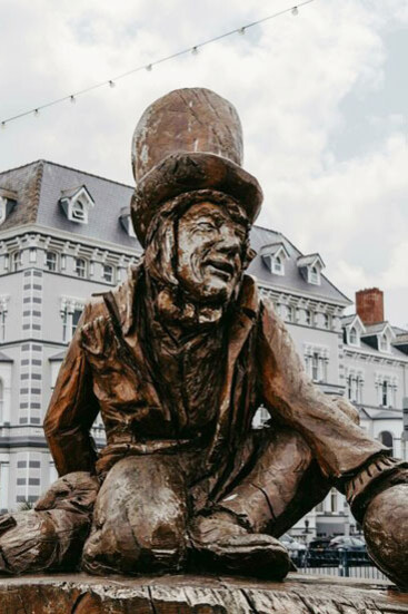 Existe una relación entre la creatividad y la psicopatía. El sombrero Loco en Llandudno, Gales, Reino Unido