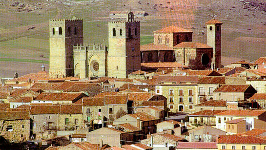 Catedral de Sigüenza, fachada sur. Guadalajara, Castilla—La Mancha, España