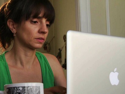 Una mujer con su portátil