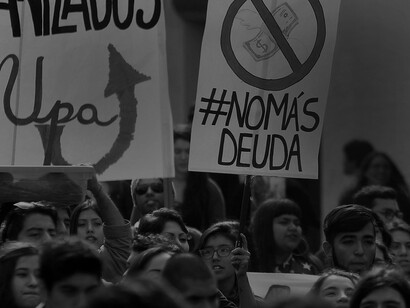 Bajo los parámetros de la deuda, la economía emergente traspasa el problema social a la inyección monetaria