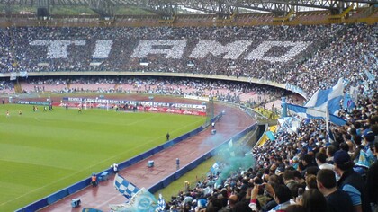 Il Napoli trionfa conquistando il suo quarto scudetto, accendendo l’entusiasmo di un’intera città: un successo costruito con passione, gioco spettacolare e il cuore di una squadra che ha saputo sognare e vincere