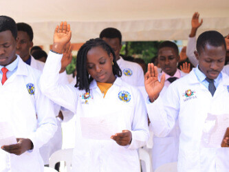 Los estudiantes que desean obtener un título en carreras de la salud o nutrición deberían tener (pero no tienen) la oportunidad de ver cómo su campo puede afectar a los derechos humanos. Facultad de medicina de la Universidad de Mbarara, 2021, Uganda