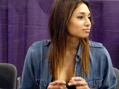 El conocimiento comprende emociones y un cerebro, que es un tejido altamente diferenciado, que consiste en neuronas, circuitos mojados, neurotransmisores que no funcionan digitalmente y que son altamente modulados y modulables.  Meaghan Rath en "Being Human en Wizard World",Toronto 2012, Canada