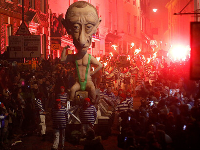 Londres. Desfile durante la noche de las hogueras