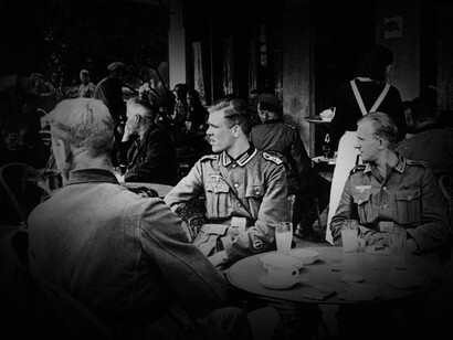 Soldados alemanes sentados en una cafetería parisina después de la ocupación nazi de Francia en 1940