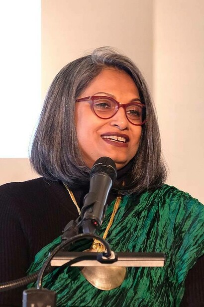Marina Tabassum durante un intervento al vernissage della mostra “Marina Tabassum Architects - In Bangladesh”. Pinakothek der Moderne, Monaco, 2023