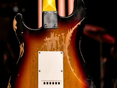 Guitarra desgastada. Muitas canções de rock'n' roll capturam o espírito de rebeldia e a busca por liberdade, que são elementos centrais deste gênero. A melodia, com seus ritmos acelerados e dinâmicos, reflete o desejo de romper com normas e tradições estabelecidas, promovendo uma atitude de não conformismo. Artistas como Elvis Presley e Chuck Berry exemplificam essa mensagem com suas performances enérgicas e letras provocativas





