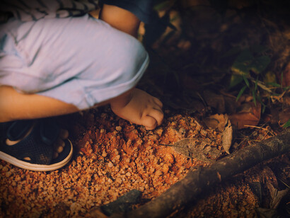 Enfant jouant avec de la terre. "Je m’étais créé un loisir en allant au bord d’une rivière où par chance il y avait des argiles multicolores, vertes, rouges, brunes, beiges"