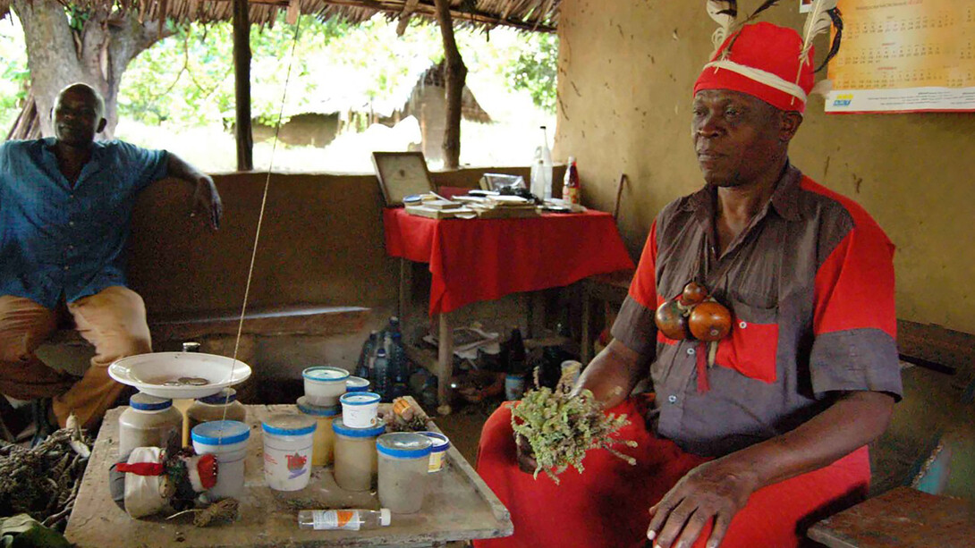 Médecine traditionnelle en Afrique. Traitée de paganisme et de charlatanisme durant l’ère coloniale, la médecine traditionnelle africaine est aujourd’hui de nouveau revalorisée