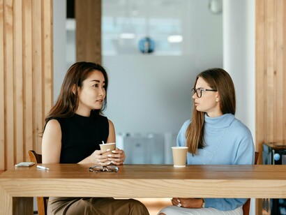 A empregada da cabeleireira, cujo marido motorista fora posto a andar ao queixar-se da hérnia na L3 e na L4, despedido cedo demais, indemnização baixa
