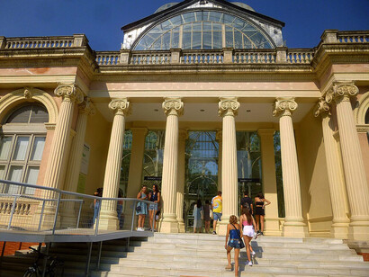 Los museos modernos ofrecen experiencias interactivas que combinan tecnología y creatividad para atraer a un público diverso. Palacio de Cristal, Madrid, España