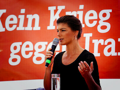 Wagenknecht, die einen stark marxistischen Hintergrund hat, aber gegen Vollverstaatlichungen und zentralisierte Planung ist, ist seit 2009 Bundestagsabgeordnete. Das Bild zeigt ihren Vortrag auf dem 5. Parteitag der Linken in Hannover, Deutschland, im Juni 2017