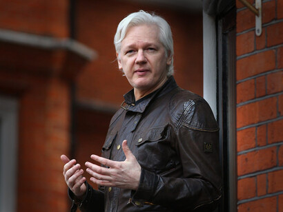Julian Assange, que, prisionero en una cárcel de alta seguridad en Inglaterra, purga la osadía de haber puesto a disposición de quien quiera consultarlos más de 70,000 documentos «confidenciales», clasificados, que muestran las entrañas vivas del imperialismo norteamericano