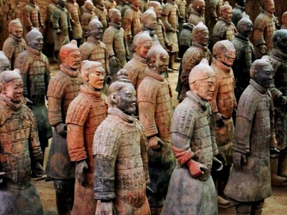 Cada estátua apresenta traços individualizados, sugerindo uma concepção realista da representação humana e um alto grau de especialização artesanal