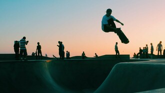 Negli anni Novanta, lo skateboard è entrato in una nuova fase di evoluzione con l'arrivo di skatepark e zone costruite appositamente per questa attività. Questi spazi sono diventati punti di riferimento e di aggregazione per le comunità di giovani locali