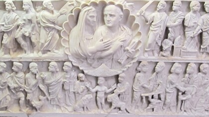 Museo Pio Cristiano. Sarcofago a doppio registro con clipeo e scene bibliche, 300-330 d.C. Rinvenuto nel 1592 nella vigna Guidaschi presso San Sebastiano. Inv. 31551. Roma, Italia. 
Nei primi secoli, i cristiani nell'antica Roma furono spesso perseguitati, considerati una minaccia per l'ordine pubblico e accusati di tradire la religione tradizionale romana