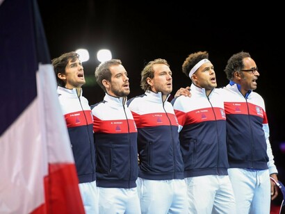 Los componentes del equipo galo entonan La Marsellesa