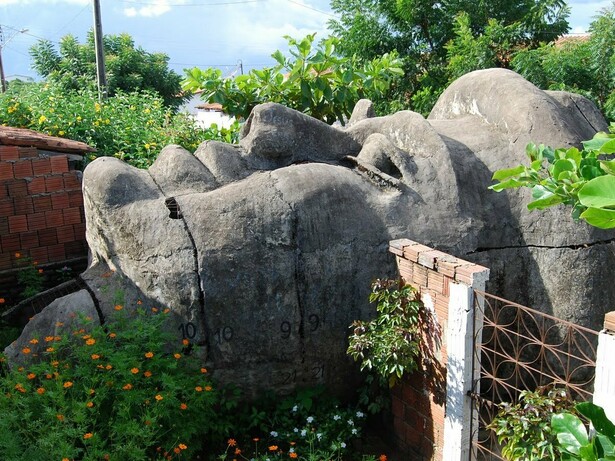 A cabeça de concreto de Santo Antônio permanece junto ao muro de uma residência em Caridade, no Ceará, onde ficou separada do corpo da estátua por décadas. A imagem inusitada acabou inspirando Socorro Acioli a criar a história de A Cabeça do Santo