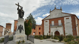 Estatua de San Juan de la Cruz. Se encuentra en la plaza que contiene su nombre y es obra del escultor Ricardo Font. Esta estatua se hizo por suscripción popular en 1928 en conmemoración de los 200 años de canonización del Santo. Es una estatua en bronce sobre pedestal de granito. Aparece un águila en bronce, símbolo de la Orden Carmelitana y la frase: «Señor, padecer y ser despreciado por Vos», Fontiveros, Ávila, España
