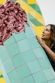 Explore a galeria de Adriana Varejão em Inhotim, onde a arquitetura impressionante do pavilhão, projetado pelo Tacoa Arquitetos, encontra as obras intensas da artista. A combinação de concreto, água e arte proporciona uma experiência inesquecível, que destaca temas como a iconografia colonial e a carne, explorados por Varejão em suas obras. A artista Adriana Varejão em foto publicada em seu Instagram