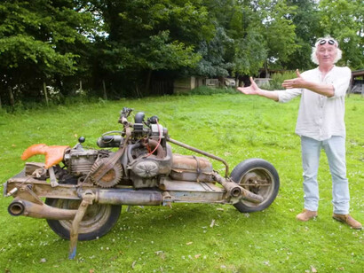 Emile Leray muestra la motocicleta que construyó con las piezas de su Citroën averiado