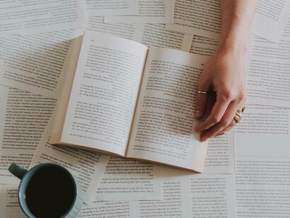 Learning language through novels while consuming lots of warm beverages