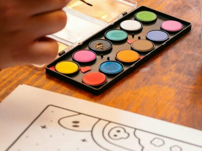 Em uma rotina cheia de preocupações, muitos adultos relatam que a pintura ajuda no relaxamento por incentivar o foco, a concentração, e direcionar todos os pensamentos e questionamentos apenas a: "qual cor devo usar nesse espaço em branco?"