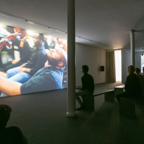 Black Madonna (v.), Walking Prayer (h.), Theaster Gates. Black Madonna, 2018, Tar / Rebund Books. Foto: Julian Salinas