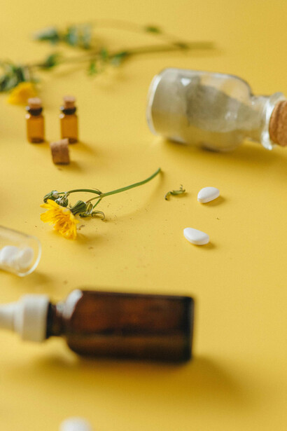 La señora cumple tres semanas en el hospital, no sabe su diagnóstico y aunque ya no tiene dolor, no se siente bien. Los médicos responden sus preguntas con evasivas, cuando responden