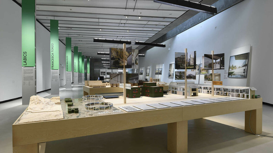 Artisti vari, Vitalità dell’architettura italiana 1946–2026, veduta della mostra. Cortesia di Maxxi