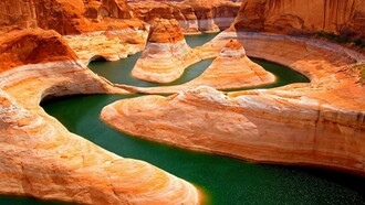 Depósito natural de agua en el desierto