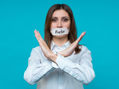 El hashtag «MeToo» fue popularizado por la actriz Alyssa Milano, quién animó a las mujeres a tuitear sus experiencias para demostrar la naturaleza extendida del comportamiento misógino