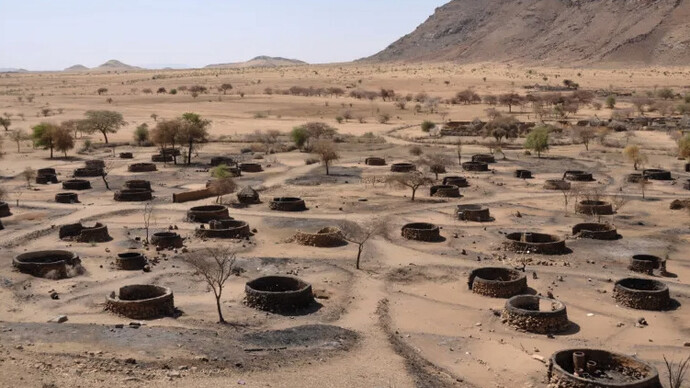 Pueblo de Tukumare en Darfur del Norte, poco después de su destrucción en 2011, Sudan