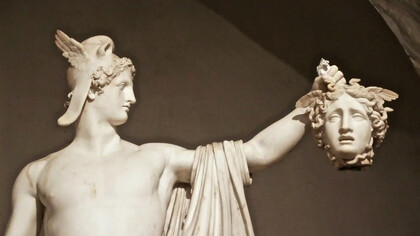 Escultura de Perseo con la cabeza de Medusa