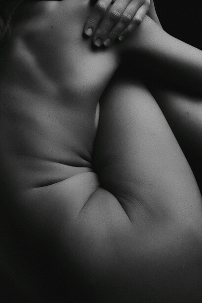 Del cuerpo se escapan jadeos que no son del dolor, sino del intento inútil de romper el encierro